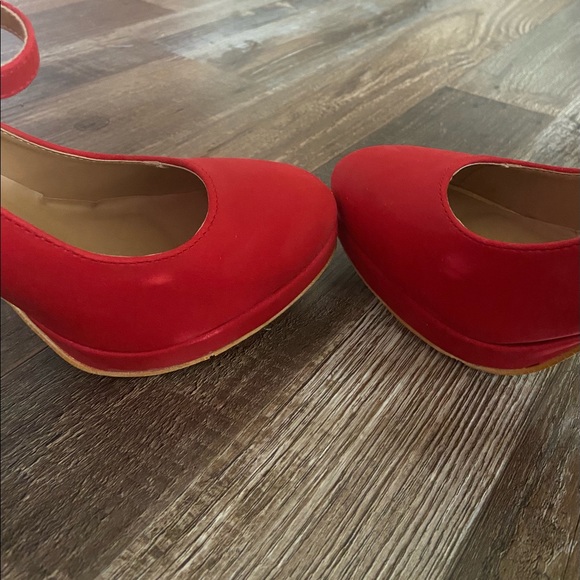 Red Pump’s - Picture 4 of 4